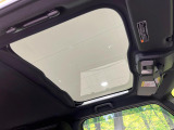 【ガラスルーフ】ガラスルーフ搭載で車内の解放感が一気にアップ!開放的なドライブをお楽しみいただけます。