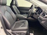 ゆったりと座れる運転席シートですのでストレスなく運転が出来ますよ!