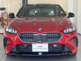 【BMWの伝統-1】BMWの特徴的な&ldquo;キドニーグリル&rdquo;は、80年以上続く伝統の形でございます。変わらないこだわりのデザインが、プレミアムブランド&ldquo;BMW&rdquo;を創り出します。