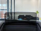 【ヘッドアップディスプレイ】現在の車速表示や目的地へのルート案内やメディア関連のリストを表示する事が可能です。視線移動を減らす事によりドライブに集中して頂けます。