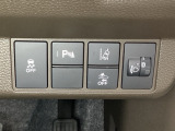 ハンドルの右側にはヘットライトリベライザーとHondaセンシング用のメインスイッチがついています。ヘッドライトリベライザーは道路状況や積荷の加重に応じてライトの高さを調節できます。