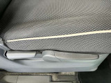 運転席の足元は広々としており、座席は大きく前後にスライド出来るので自分に合ったポジションで運転する事が出来ます。アクセルやブレーキにクセもなくとても運転のしやすい車両です。