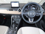 【運転席インテリアデザイン】左右対称のインテリアデザインでドライバーを包み込み運転に集中できるように設計されています。