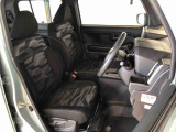 運転席の座面高さを調整できるシートリフターが付いています。