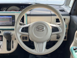 インテリアに合わせたデザインのステアリングは、運転される方のことも考え、運転しやすい形状、大きさです。是非一度、実際に触ってお確かめください。