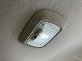 ディーラーオプションのLEDルーフ照明が装備されております。とても明るいので夜間の乗り降りや車内の探し物などの際にとても助かるアイテムです。