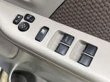 【電動格納ミラー】サイドミラーは電動格納式となっており、狭い駐車場でもキズがつくリスクを抑えられます。