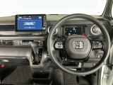 【ハンドル】運転にかかわる様々な操作を安全に行えるように視点移動が少なく操作性に配慮されたスイッチ類が凝縮されたコックピットです。