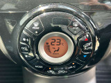 設定した温度を保ってくれるオートエアコン装着車☆いつも車内は快適です。手を伸ばせば自然に触れることができる位置と角度にコントロールスイッチが配置されています♪