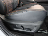 パワーシート搭載。微妙な調整が手軽にでき、ピッタリなポジションで運転することが可能です。