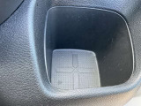 運転席の手の届く場所には500mlのパック飲料もピッタリ入る大きめのドリンクホルダーがございます(^^) ドライブ中の水分補給もバッチリです♪