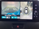 マルチビューカメラシステム搭載車です。お車の周囲を全方位でカバーします。後方・前方・両脇と、コンディションが悪い視界でもカラーモニターに映し出した映像がドライバーをサポートします。
