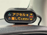 踏み間違い加速抑制装置付!急なアクセル操作をすると、一定時間加速やエンジン出力が制御され、ブレーキ操作をうながしてくれます!