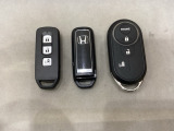 スマートキー付きですからドアロックの開閉およびエンジンスタートが楽々です。電動スライドドアの開け閉めもボタンで操作できます。加えて、純正リモコンエンジンスターター用の操作キーもついています。