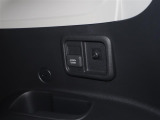 トランクとセンターコンソール前に100V1500Wのコンセントがあります!キャンプやバーベキューの電源やノートパソコンなどの充電に便利です♪