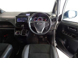 革巻きステアリングで快適な操作性の運転席です。