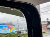 ブラインドスポットモニターは、左右斜め後ろを平行して走る車を認識し、車線変更の際に危険を察知するとドライバーへ警告を促します。夜・雨・トンネル内など走行時の環境が悪い時ほど便りになる機能です!