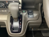 CVT車のセレクトレバーです。低速から高速まで、変速ショックのないスムーズな走りと、エンジン効率のよい領域を維持して燃費にも貢献します。サイドブレーキはスイッチ操作の電子制御パーキングブレーキです。