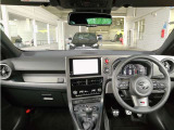 高いホールド性で運転姿勢が安定します。長距離ドライブでも疲れにくいのが魅力です。快適なドライビングライフをお送りください♪