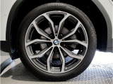 【BMWアロイホイル】軽量かつ強度に拘ったアロイホイル。走行性能ポテンシャルを引き出す設計。車の足元を引き締めてくれる大きなポイントはアロイホイルです。