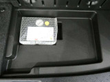 パンク修理剤とエアーポンプのセットです。スペアタイヤは装備していませんが空いたスペースを小物入れとして使用できます