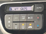 【オートエアコン】一度お好みの温度に設定すれば、車内の温度を検知し風量や温度を自動で調整。暑い&hellip;寒い&hellip;と何度もスイッチ操作をする必要はありません。快適な車内空間には必須の機能ですね♪