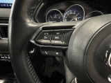 【ステアリングスイッチ】運転中に視線を前に向けたまま操作できます。