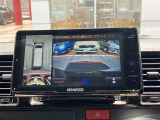 パノラミックビューモニター付きです。車両を上から見たような映像をディスプレイオーディオ画面に表示。運転席からの目視だけでは見にくい、車両周辺の状況をリアルタイムでしっかり確認できます。