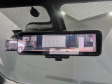 インテリジェントルームミラー搭載で、車の後方に設置されたカメラ映像を映し出してシートバックやヘッドレスト、同乗者に視界が遮られることがなく視認性が非常に良いです