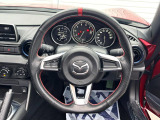【Autoexeステアリング】手に馴染む高品位のナッパレザー製の革巻きステアリング。スポーティさが際立つフラットボトム仕様となっています。