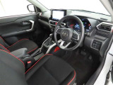 シンプルで使いやすいデザインの運転席です。