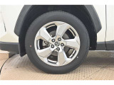 純正なので車に似合うデザインになっていますね。スタッドレスタイヤもご相談下さい。