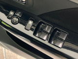 【電動格納ミラー】サイドミラーは電動格納式となっており、狭い駐車場でもキズがつくリスクを抑えられます。