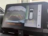 【パノラミックビューモニター】クルマを真上から見ているような映像を表示。 運転席から確認しにくい車両周囲の状況を把握できます。