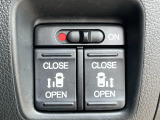 ★両側パワースライドドア★両側がパワースライドドアになっており、運転席のスイッチやキーレスエントリーでも開閉が可能です!開口部も広いので乗り降りも楽々、特に狭い場所やお子様の乗り降りに便利です。