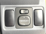 【電動格納ミラー】サイドミラーは電動格納式となっており、狭い駐車場でもキズがつくリスクを抑えられます。