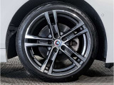 【BMWアロイホイル】軽量かつ強度に拘ったアロイホイル。走行性能ポテンシャルを引き出す設計。車の足元を引き締めてくれる大きなポイントはアロイホイルです。
