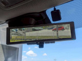インテリジェントルームミラー搭載で、車の後方に設置されたカメラ映像を映し出してシートバックやヘッドレスト、同乗者に視界が遮られることがなく視認性が非常に良いです