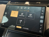 高い走破性も魅力のランドローバー。それを実現するテレインレスポンスには「オンロード」「草/砂利/雪」「泥/轍」「砂地」のモードを搭載!地形や天候に左右されない足元の確かさを実感ください。