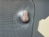 助手席の足元には3Kgまでの買い物袋をかけられるフックが付いてます これは助かる!