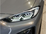 【LEDヘッドライト】先進のLEDテクノロジーを採用。放射される白色光の周波特性は太陽光に近く、バイキセノン・ヘッドライトを上回るコントラストで更に明るく輝きます!