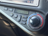 【オートエアコン】一度お好みの温度に設定すれば、車内の温度を検知し風量や温度を自動で調整。暑い&hellip;寒い&hellip;と何度もスイッチ操作をする必要はありません。快適な車内空間には必須の機能ですね♪
