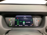 デジタル表示のスピードメーターとタコメーター、燃費やオドメーターなどの表示の他に、ホンダセンシング機能などの表示もできる多機能なマルチインフォメーション・ディスプレイです。