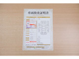 【車輌検査証明書】店頭にてクルマの状態が一目で分かる検査証明書を公開中。トヨタ認定検査員が厳しく査定し、状態を点数と図解で表示しています。修復歴はもちろん、傷やヘコミの箇所や程度がご確認いただけます。