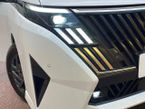 【LEDヘッドライト】悪天候や夜間走行時も良好な視界を確保し安心して運転できる高輝度LEDヘッドライトを装備!点灯速度が早く、消費電力も抑えられています。