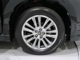 アルミホイールを装備、タイヤサイズは235/55R18です。