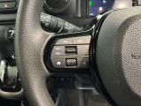 ステアリングにオーディオ操作スイッチが付いています。オーディオ画面に直接タッチしなくても操作が出来ますので、運転に集中できます。