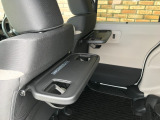 格納式シートバックテーブル付きです。休憩時のちょっとした小物置きとして便利です。
