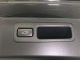 【パワーバックドア】運転席及びバックドアのスイッチ、または電子キーの操作で、バックドアの開閉や一時停止が行えます。用途に合わせて、全開時の停止位置を自由に設定することも可能です。