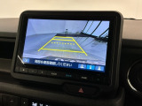 リバースギアに入れるだけで後方の表示へ切り替わります。夜間や雨の日の駐車も楽になりますよ。